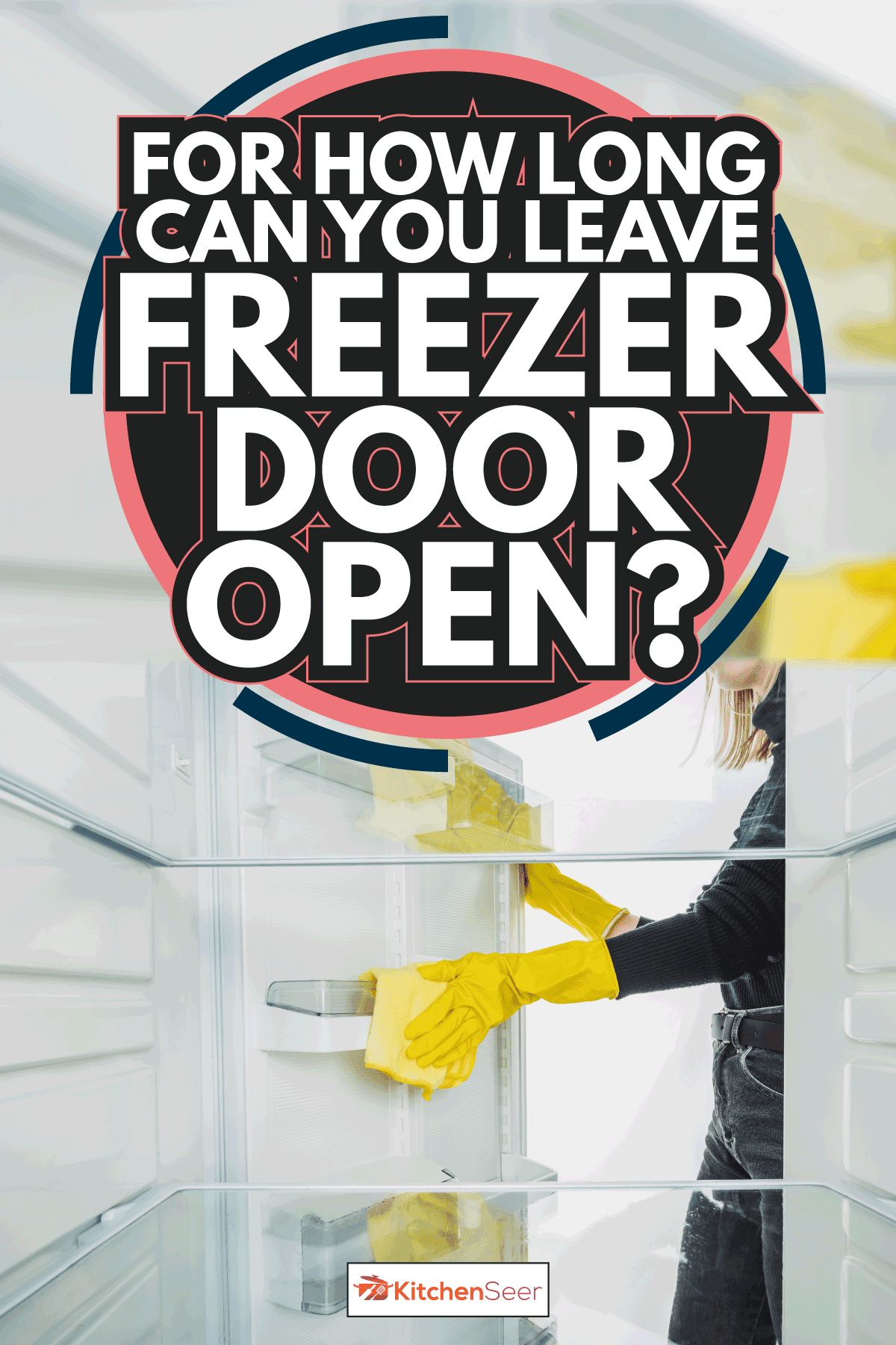 裁剪的女人在橡胶手套清洁冰箱。多长时间你能离开冰箱敞开大门