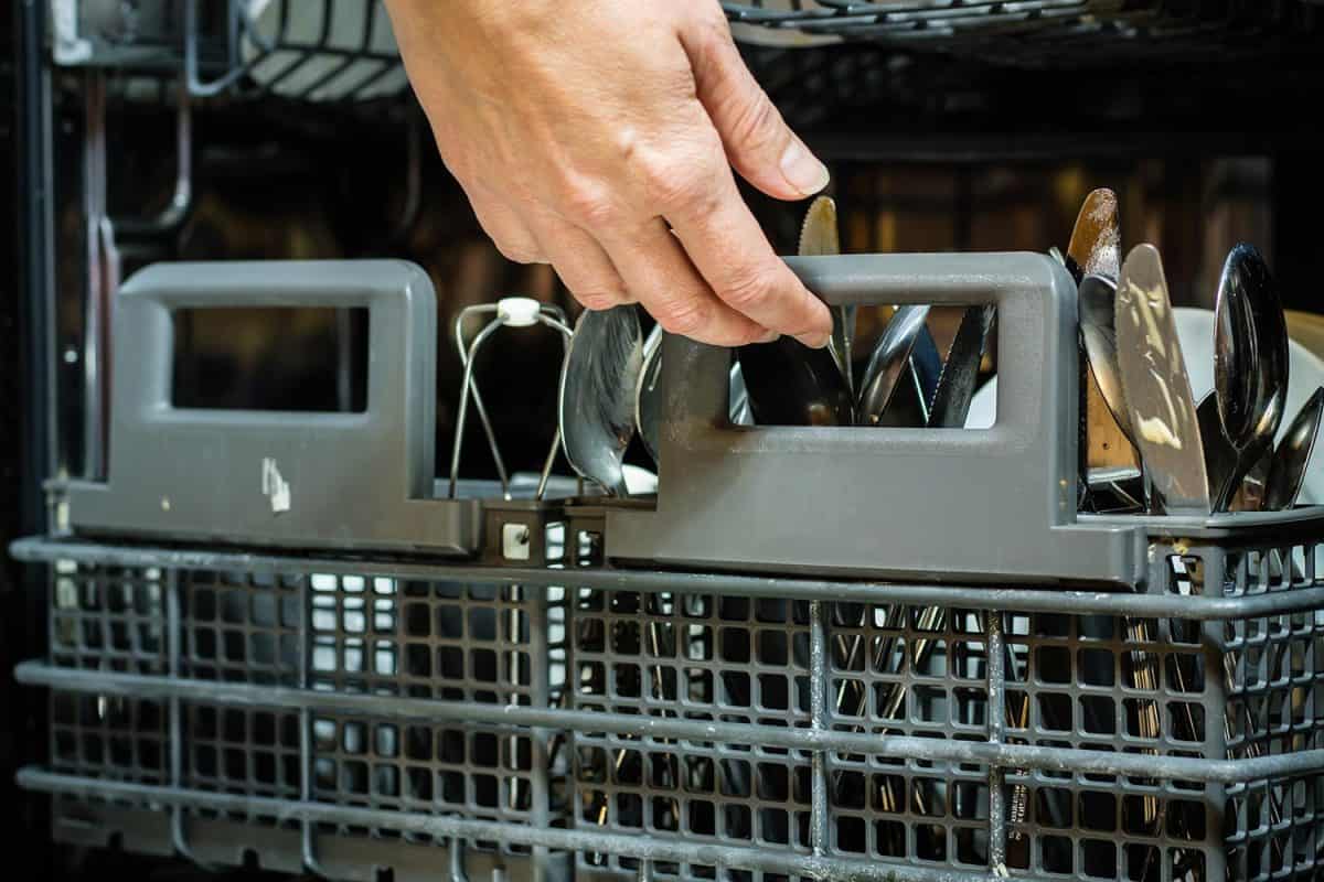 有脏盘子的洗碗机