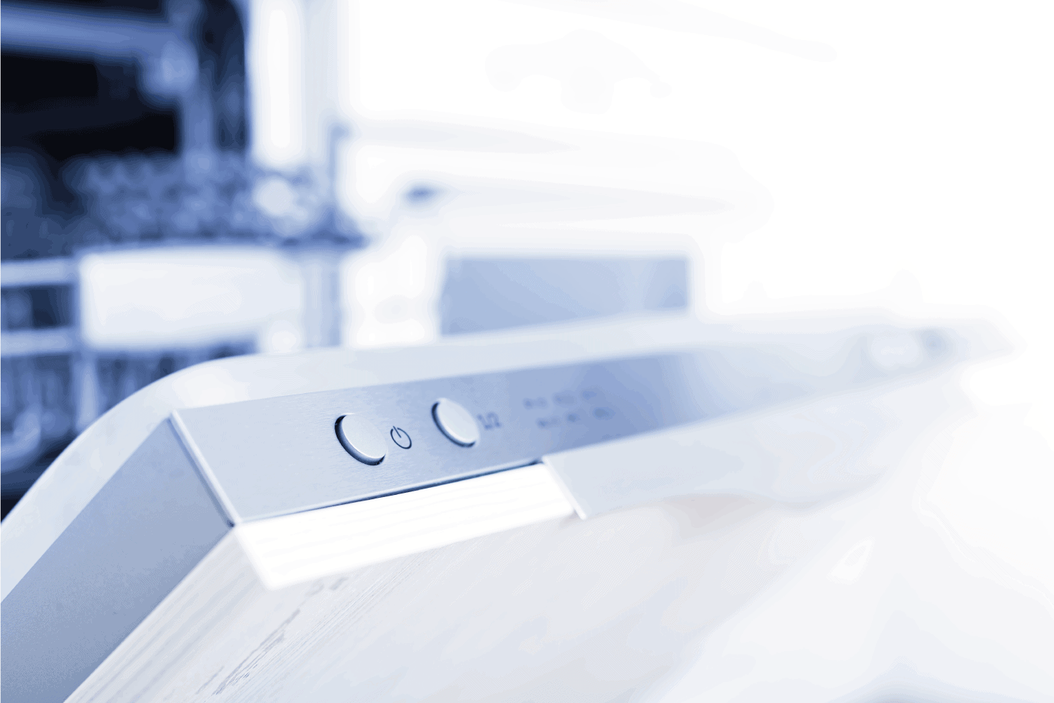 空荡荡的洗碗机,打开门,家电在厨房洗碗的机器。雷电竞官网网址如何乙烯用洗碗机吗