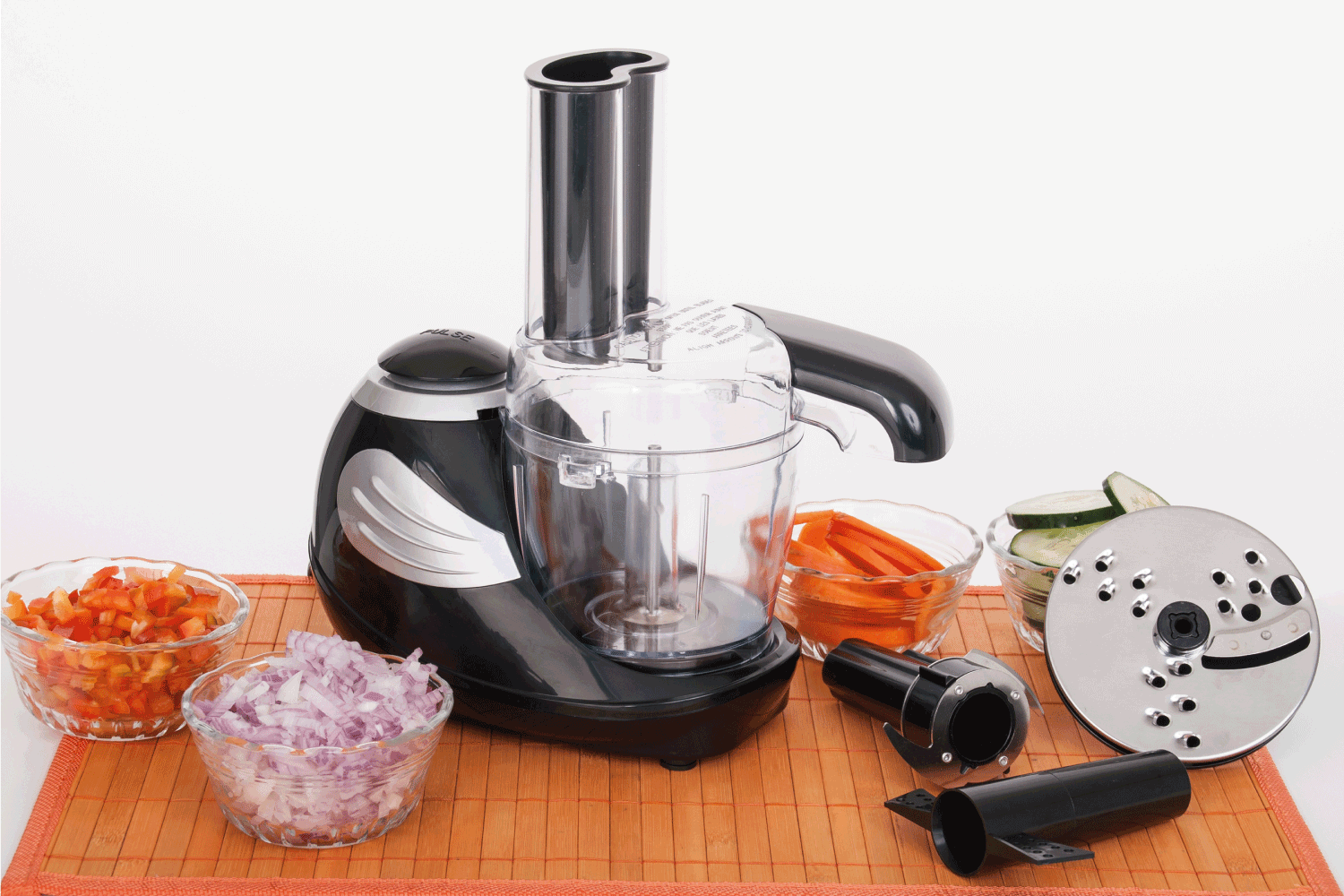 带有白色背景配件的食品加工机。