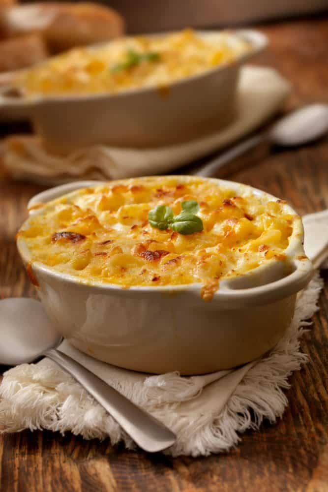 新鲜出炉的美味通心粉和奶酪盛在陶瓷碗里＂width=