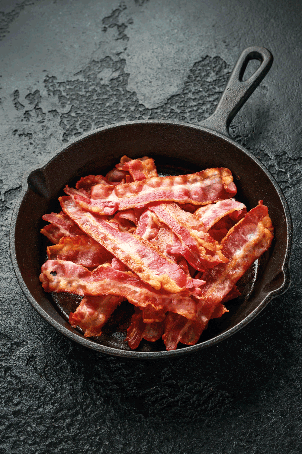 炸脆五花熏咸肉片铸铁煎锅。