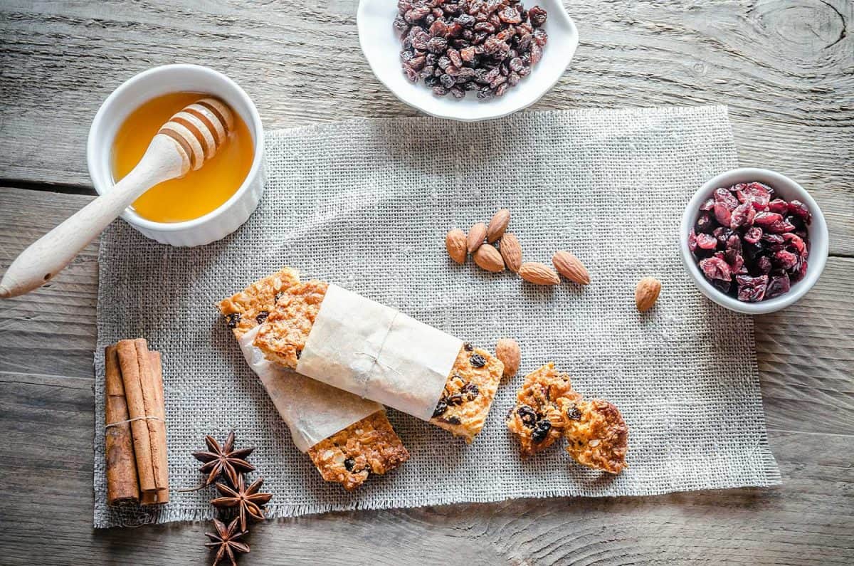 自制的燕麦棒放在麻布袋上