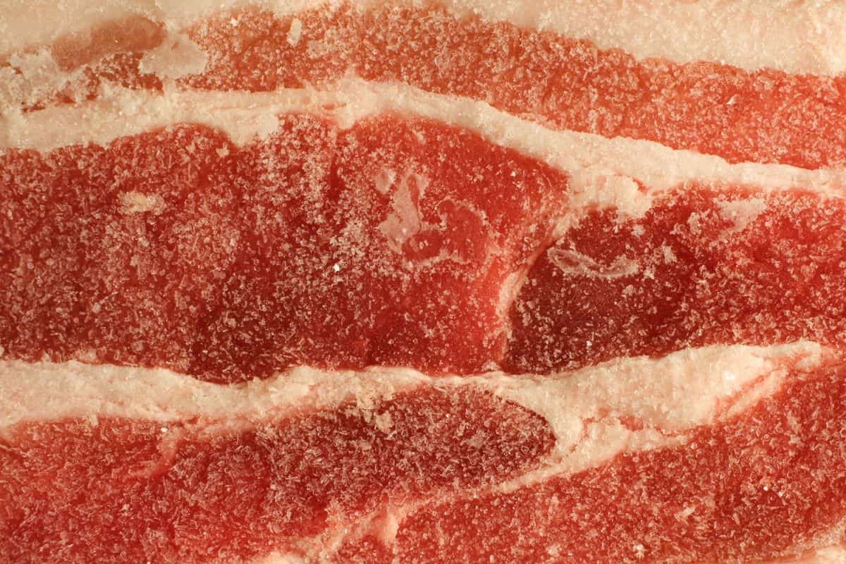 冰冷的冻肉密切起来”width=