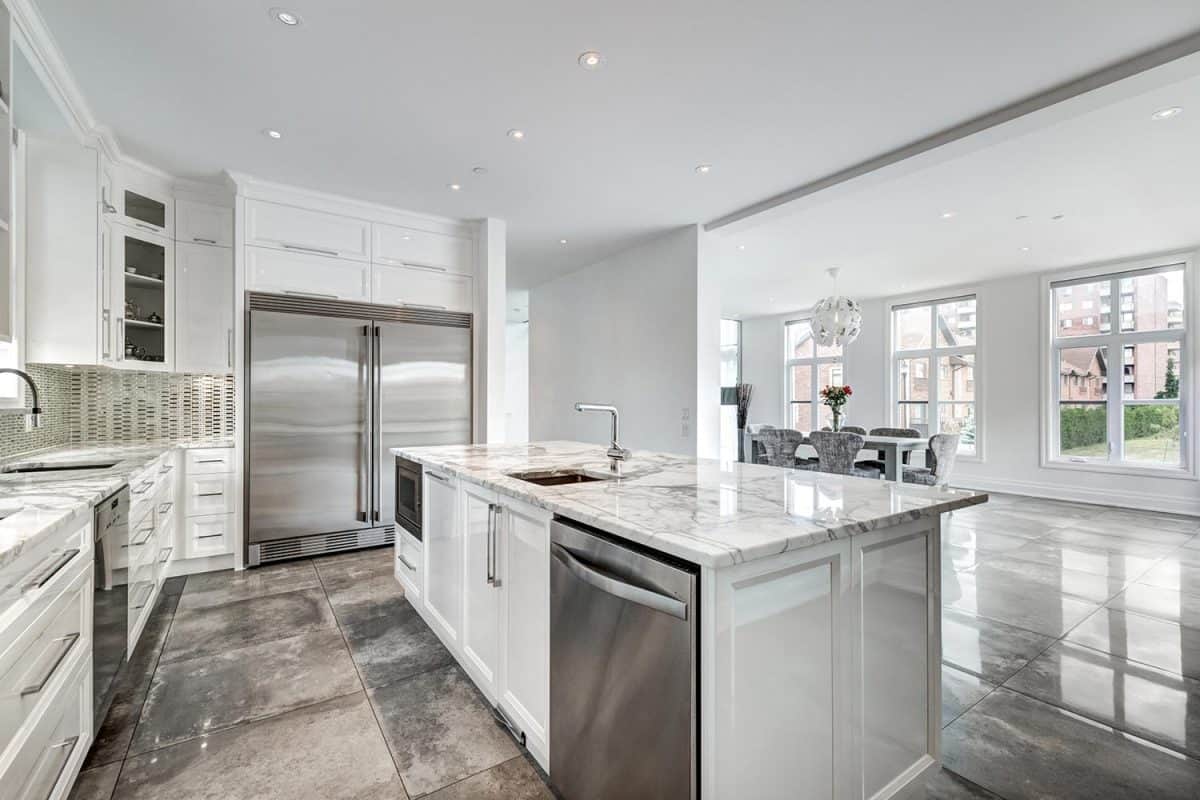 新加拿大风格的豪华住宅部分家具