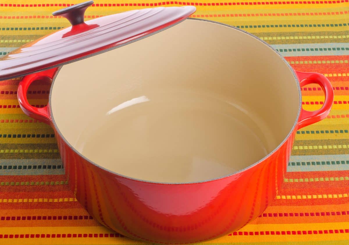 新和攀爬红色荷兰烤肉锅的盖子打开