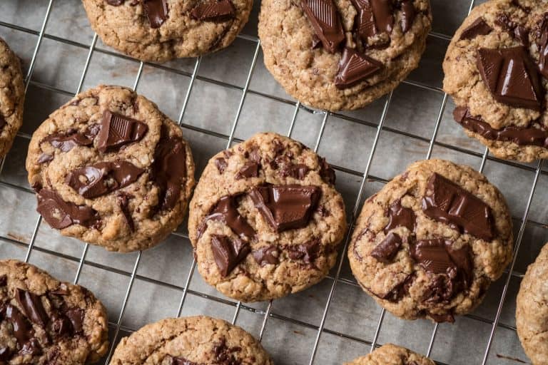 新烤的delicious chocolate chip cookies, Should You Flatten Cookies Before Baking?