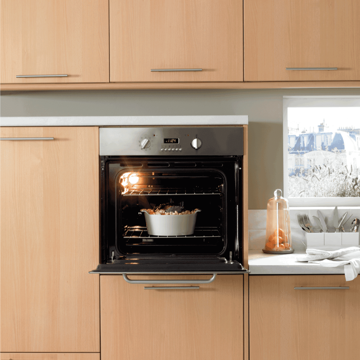 打开烤箱门，看着开胃的鸡肉砂锅＂width=