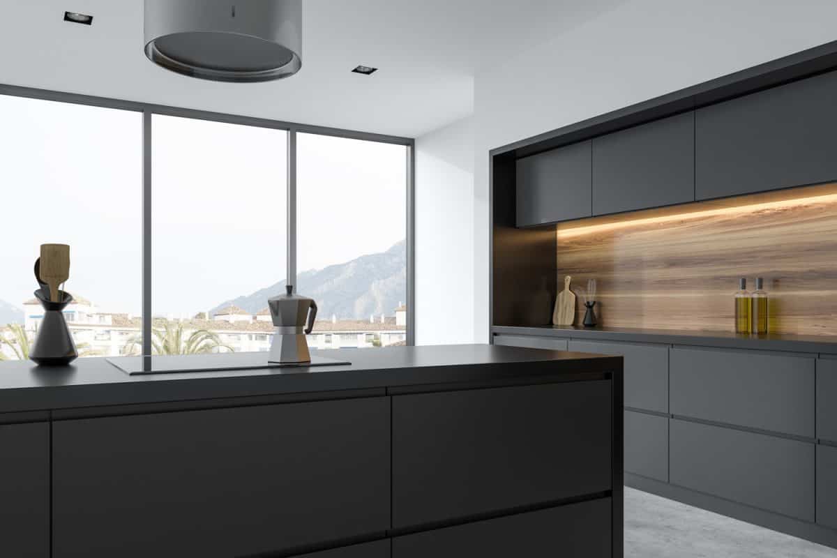 全景黑色和木制厨房一边雷电竞官网网址