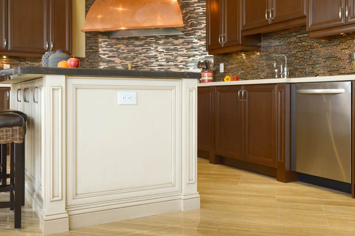 乡村风格的现代厨房内饰，有深棕色的橱柜和橱柜雷电竞官网网址