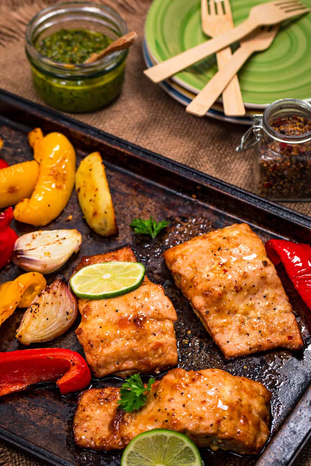 平底锅烤粉鲑,土豆和甜椒晚餐”width=