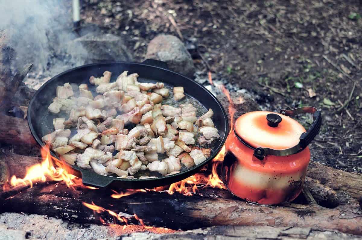 把培根片放在热的铸铁锅上