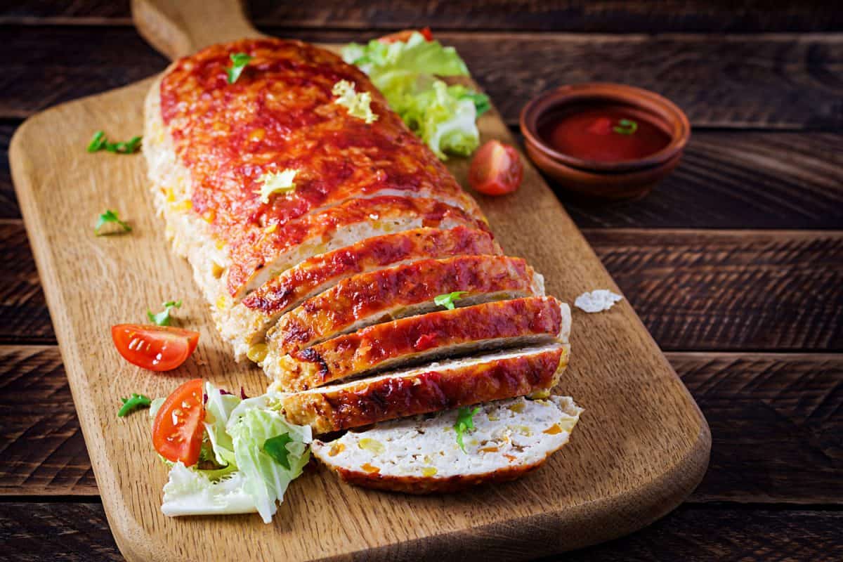 美味的自制的地面烤土耳其肉饼和玉米片南瓜在木桌上。美国肉类食品面包