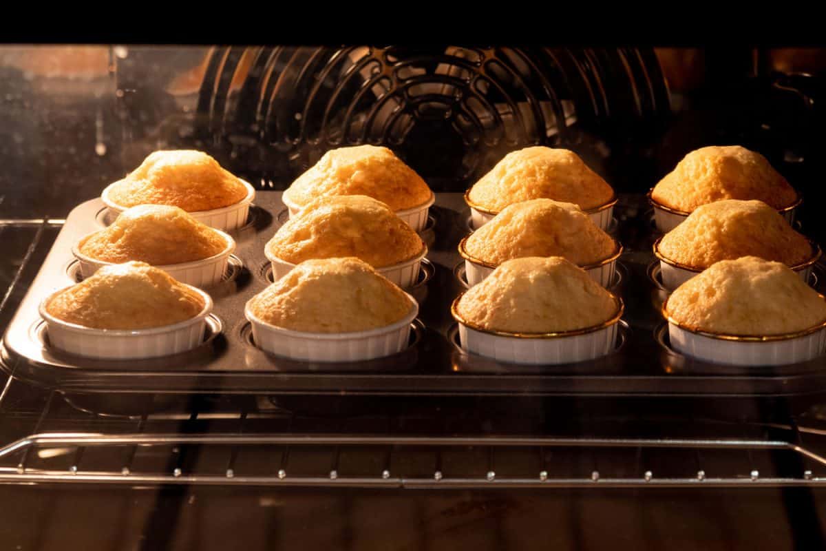 蛋糕的表格在烤箱里