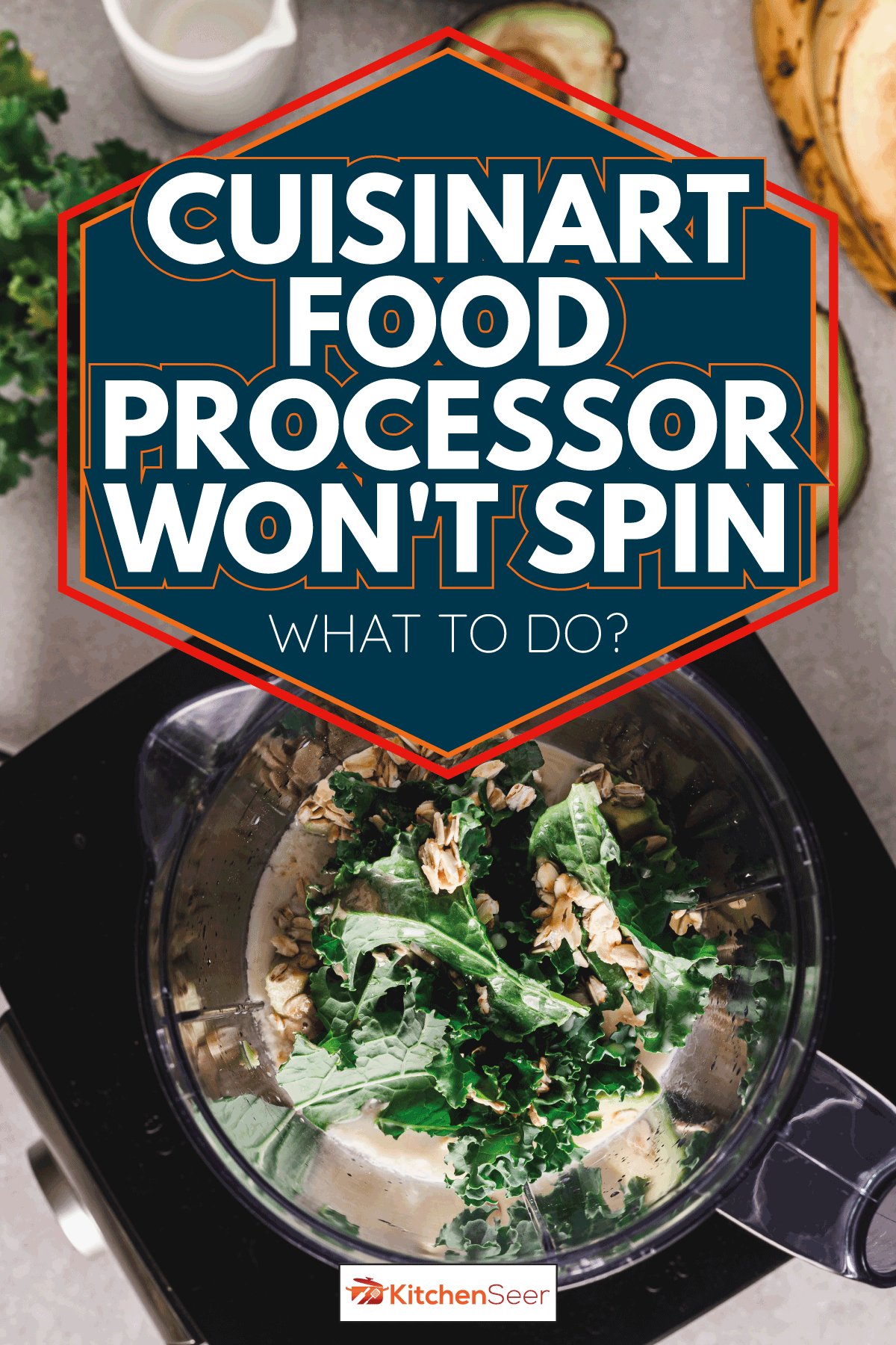 顶部视图的一个罐子上的食品处理器充满了制作冰沙的成分。Cuisinart食品处理器不会旋转做什么