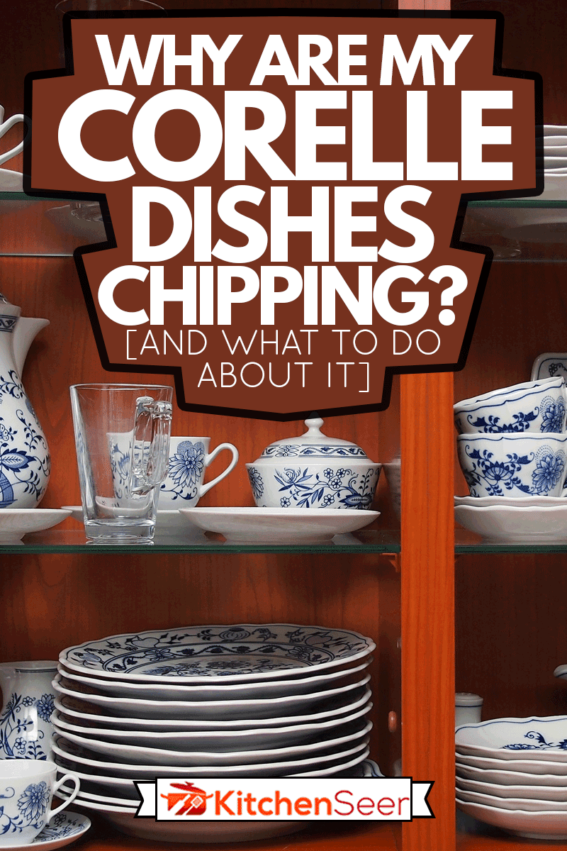 带有蓝色和白色花朵和洋葱图案的马克杯、杯子和盘子。所有的餐具都被整齐地清理在厨房的木柜子里，为什么我的科瑞尔餐具会剥落雷电竞官网网址?[以及该怎么做]