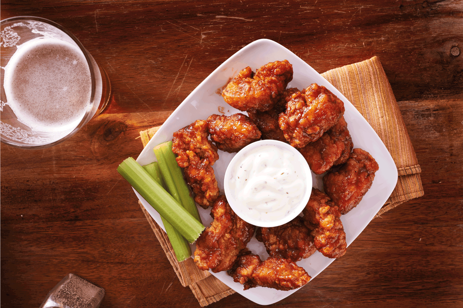 烧烤水牛城鸡翅配啤酒牧场和芹菜