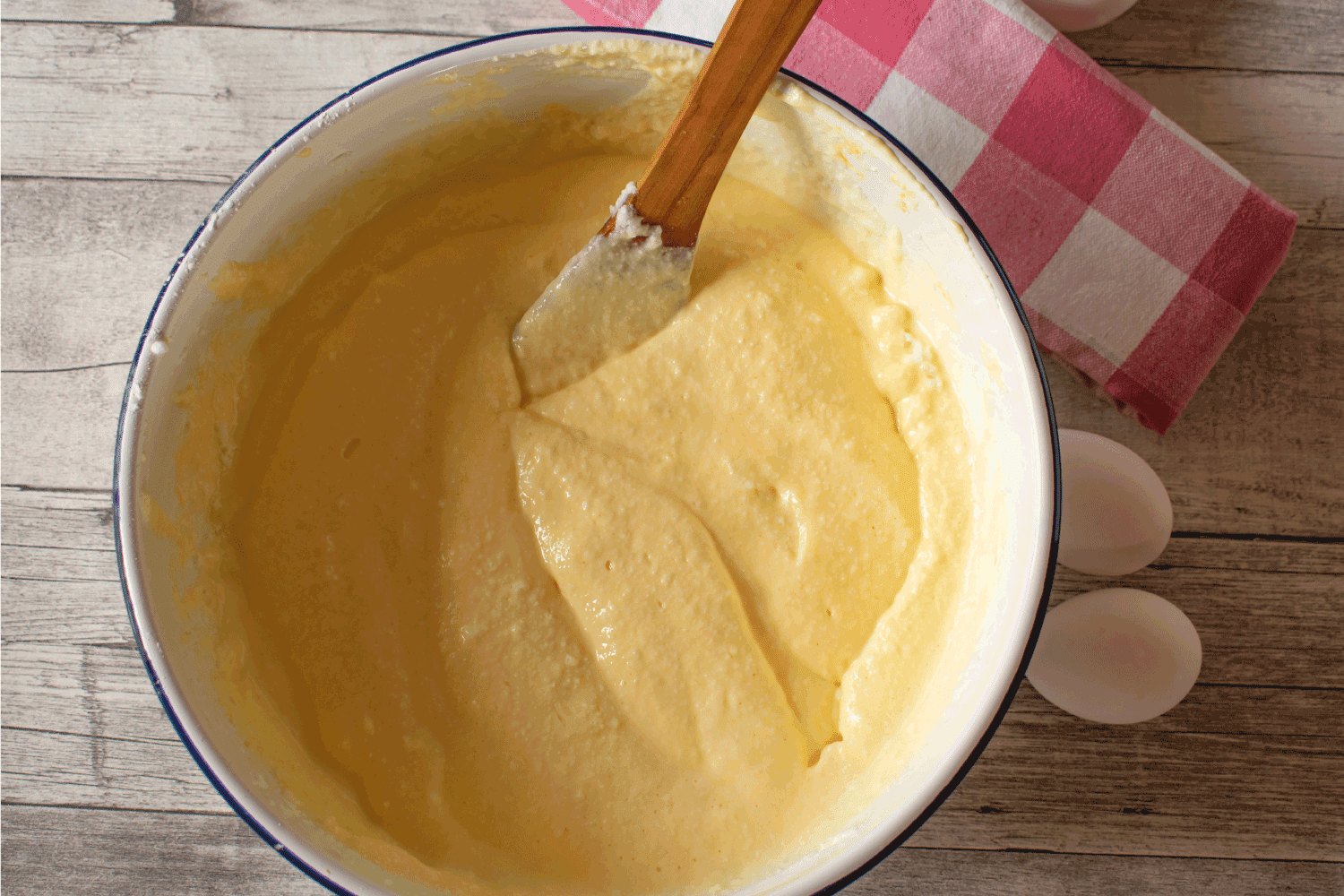 新鲜的自制与生蛋清糊白搪瓷碗抹刀在乡村,木桌上