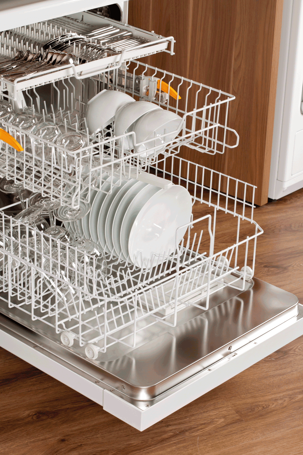 打开洗碗机托盘伸出满干净的盘子