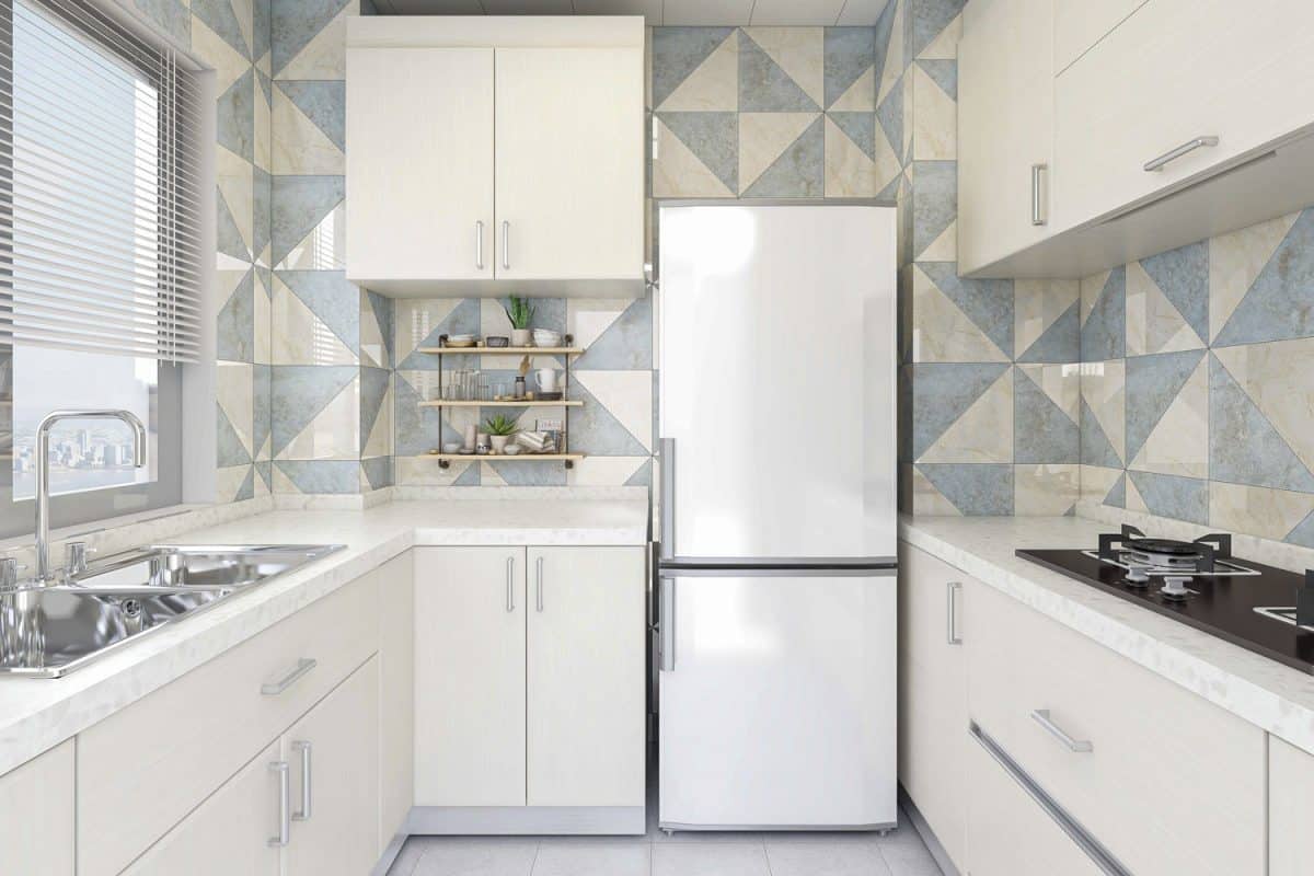 狭窄和极简主义主题厨房白色的橱柜和一个白色的冰箱雷电竞官网网址