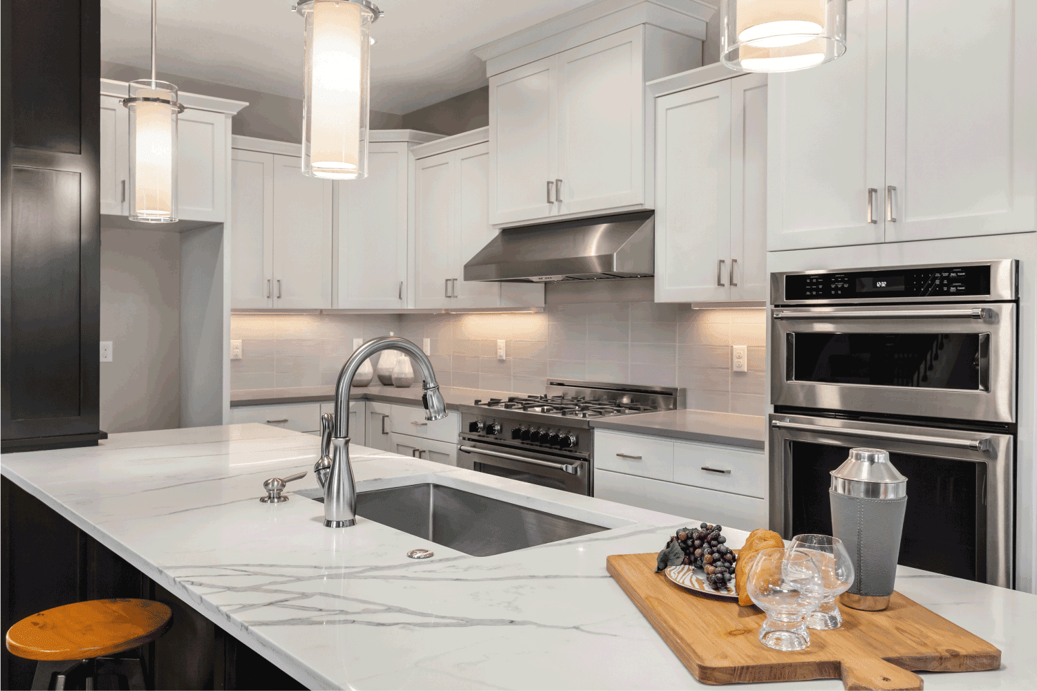 漂亮的厨房在新的豪华雷电竞官网网址住宅与岛，吊灯，和硬木地板