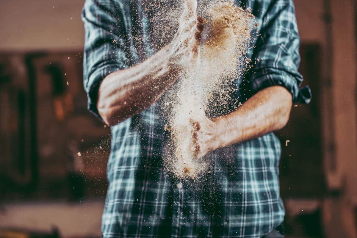 木匠在清理锯屑