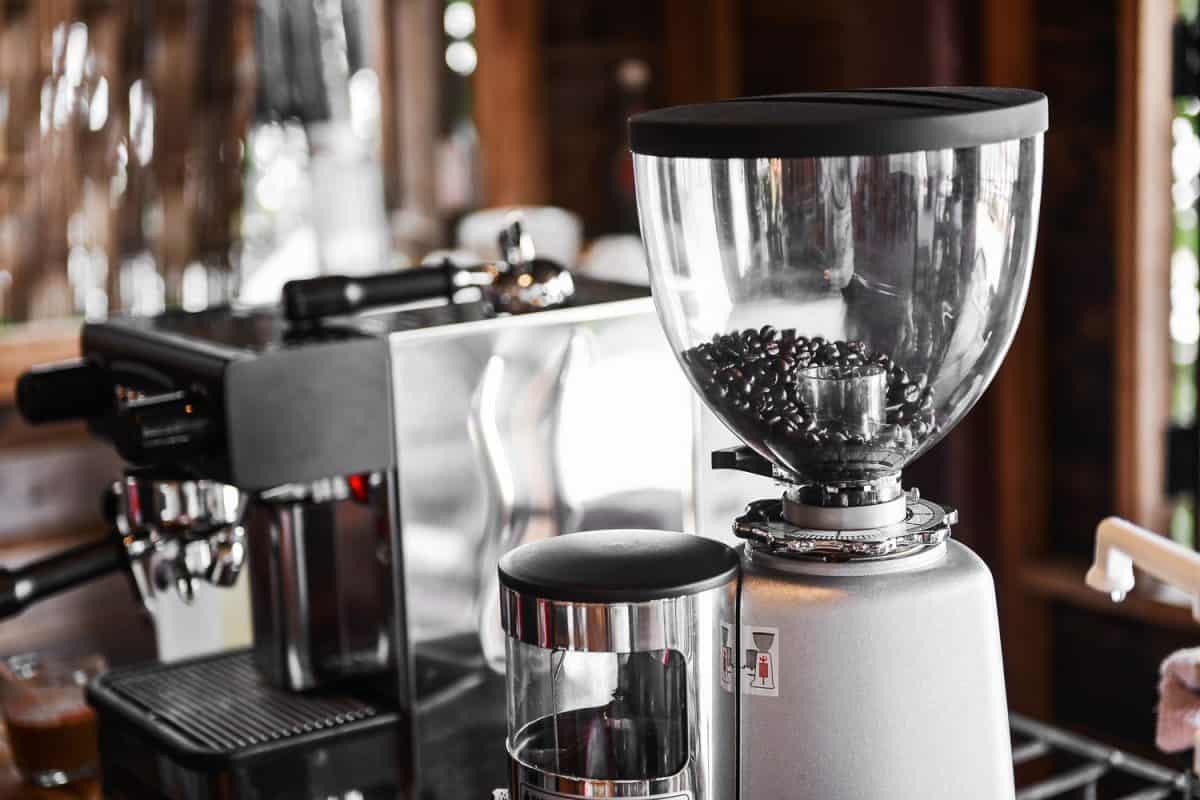 咖啡店里的咖啡机和咖啡研磨机
