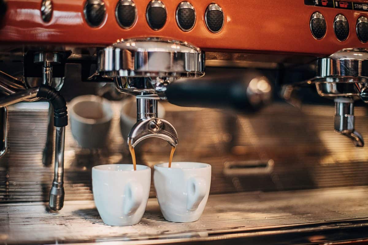 用浓缩咖啡机准备咖啡，没有人。