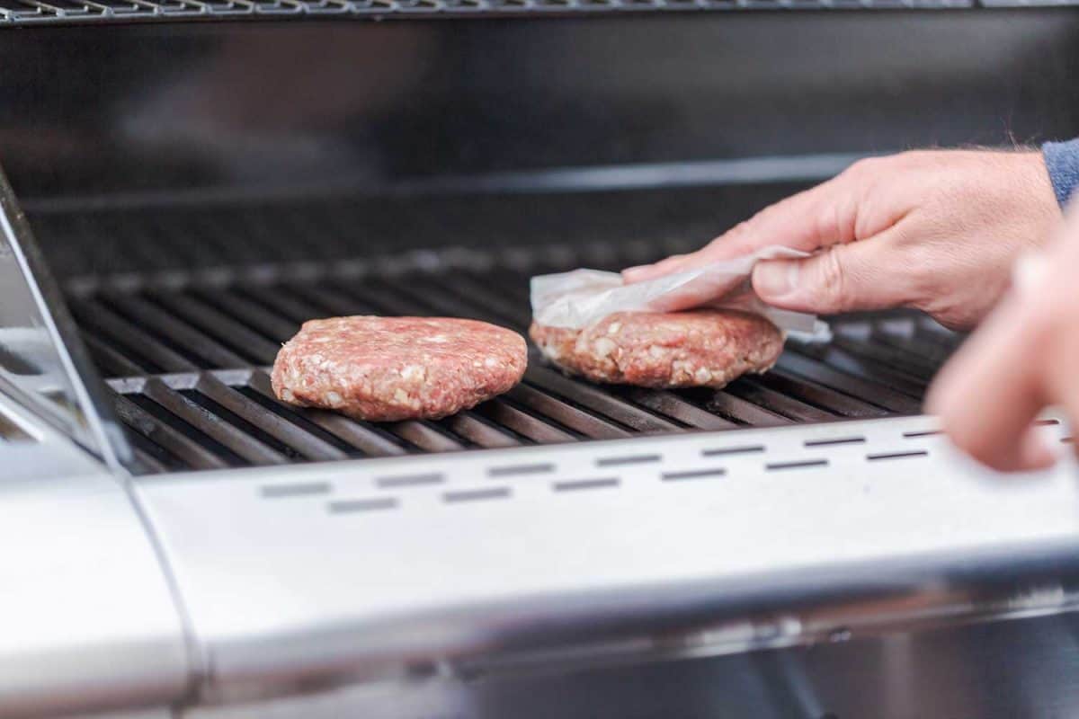 在户外燃气烤架上烹饪经典汉堡