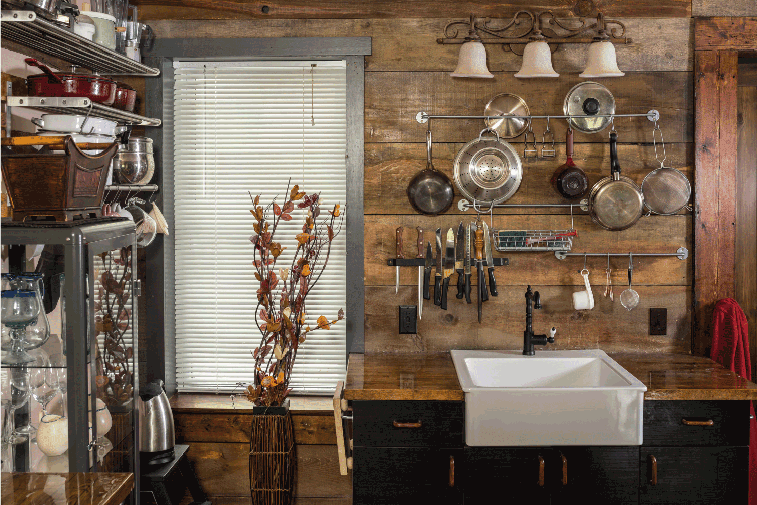 私人北美家庭的乡村风格厨房。雷电竞官网网址