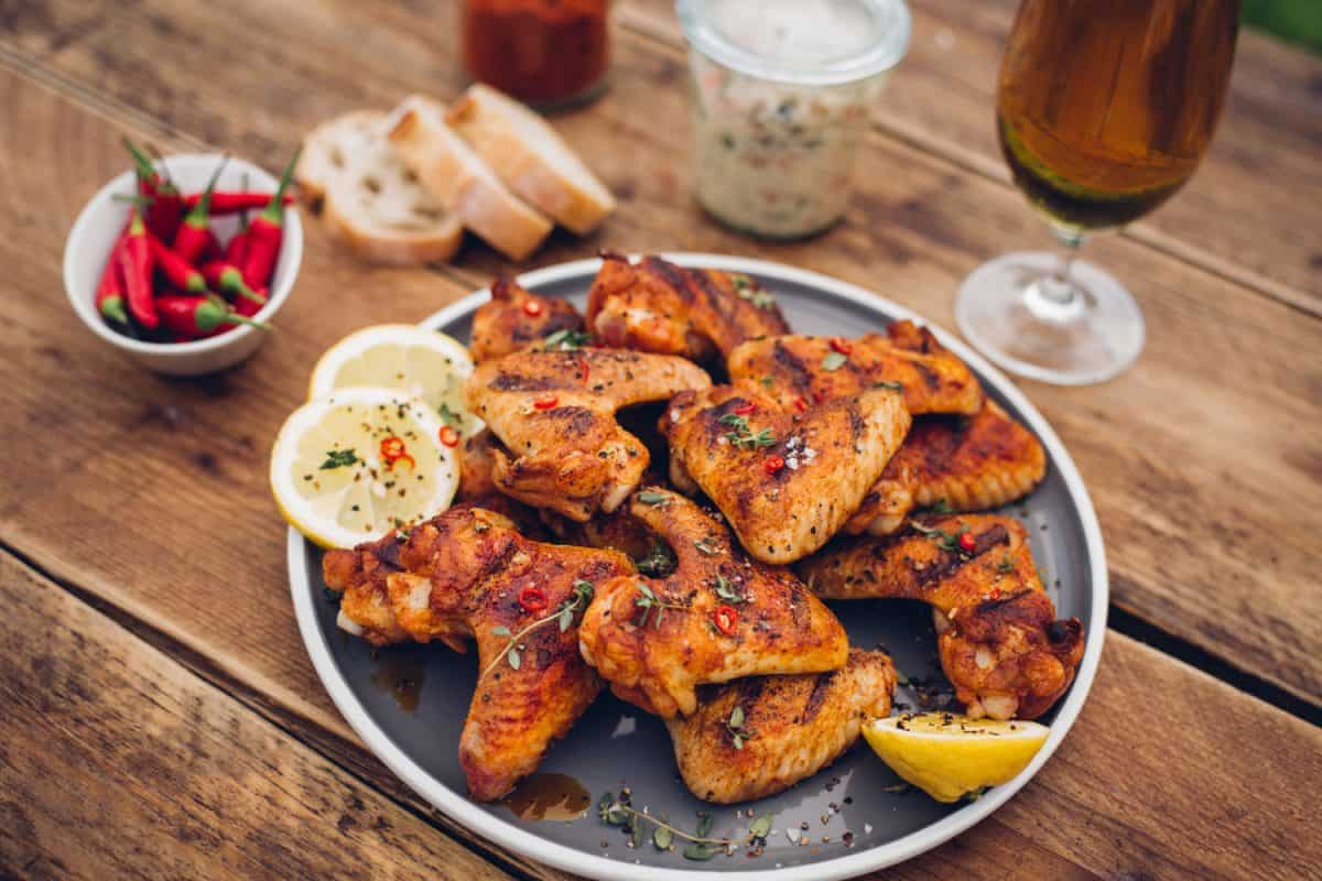 美味的烤鸡配上香葱和柠檬