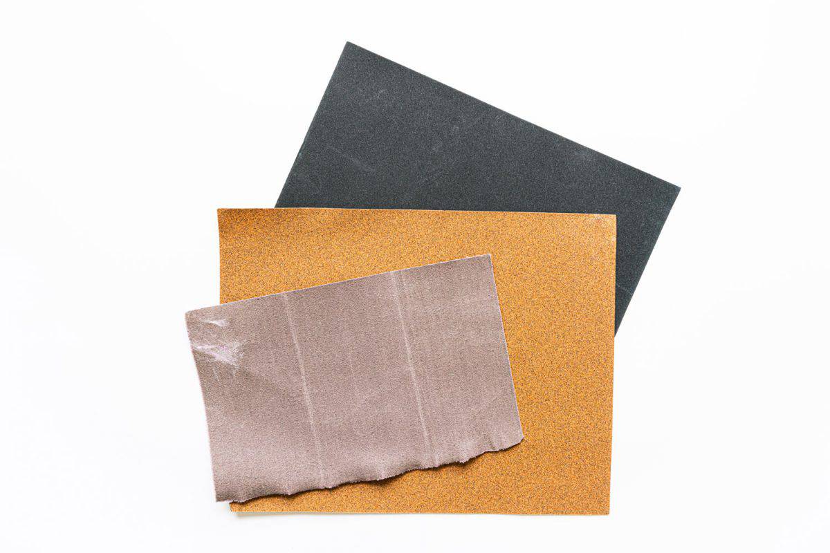 在白色背景上使用不同的砂纸颗粒