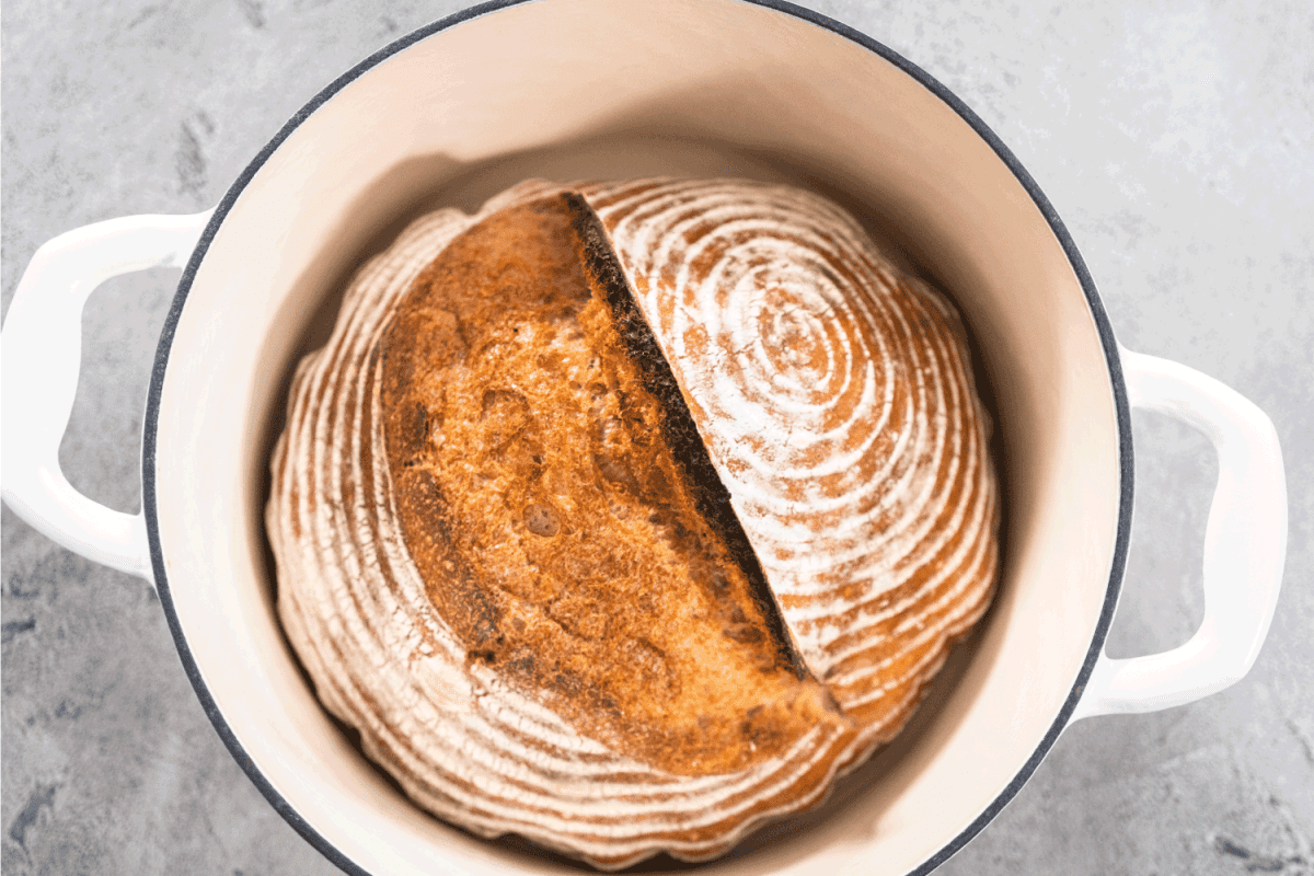 现磨的意式浓缩咖啡在移动过滤器中，准备好制作成热的意式浓缩咖啡