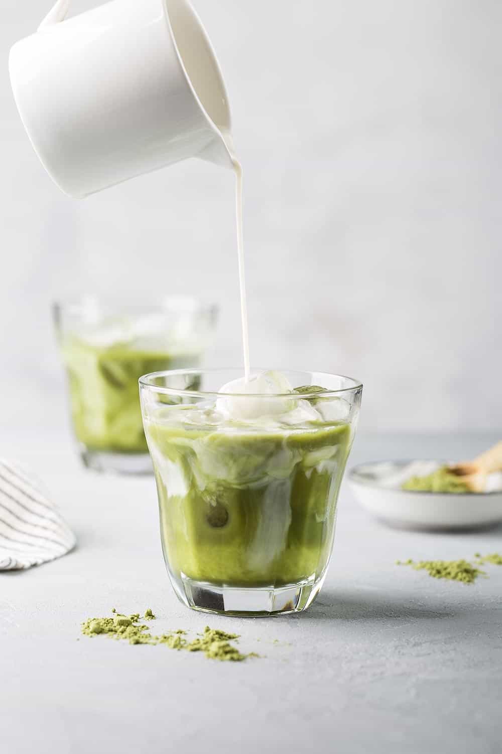 自制的抹茶和杏仁牛奶冰拿铁”width=