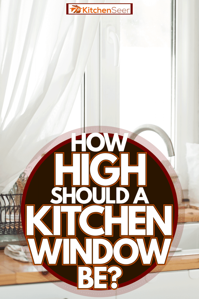 斯堪的纳维亚主题的厨房，木质台面，白色简约风雷电竞官网网址格的水槽和巨大的白色框窗，厨房窗户应该有多高?
