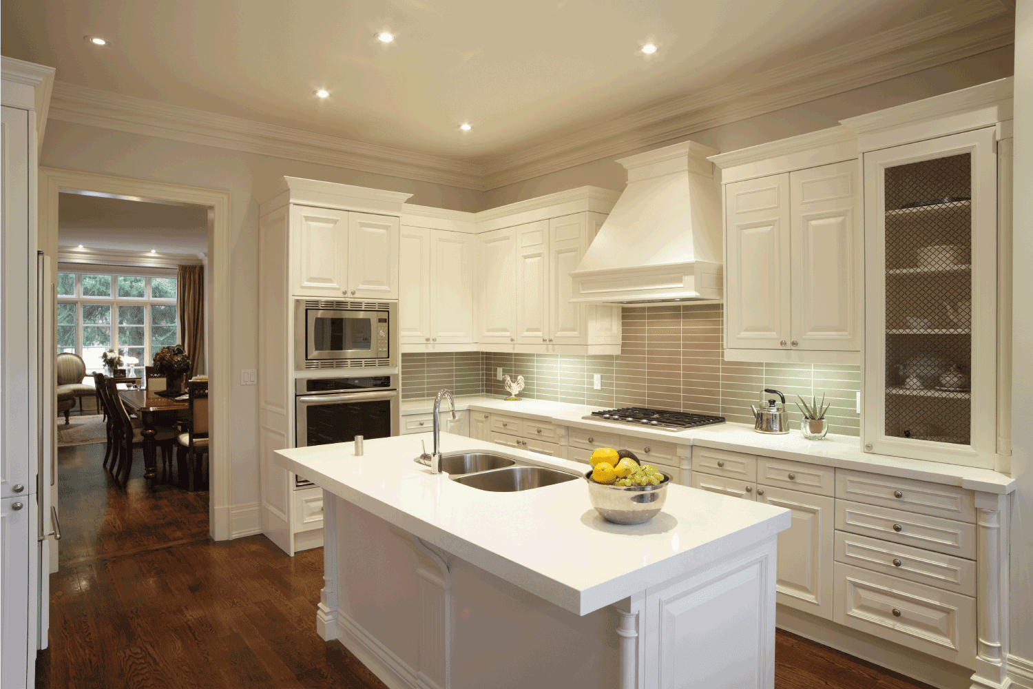 北美私人住宅的现代豪华厨房内饰。雷电竞官网网址