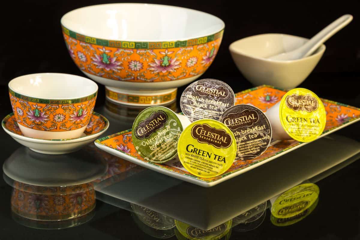 K杯放在小碟子以及其他碟子