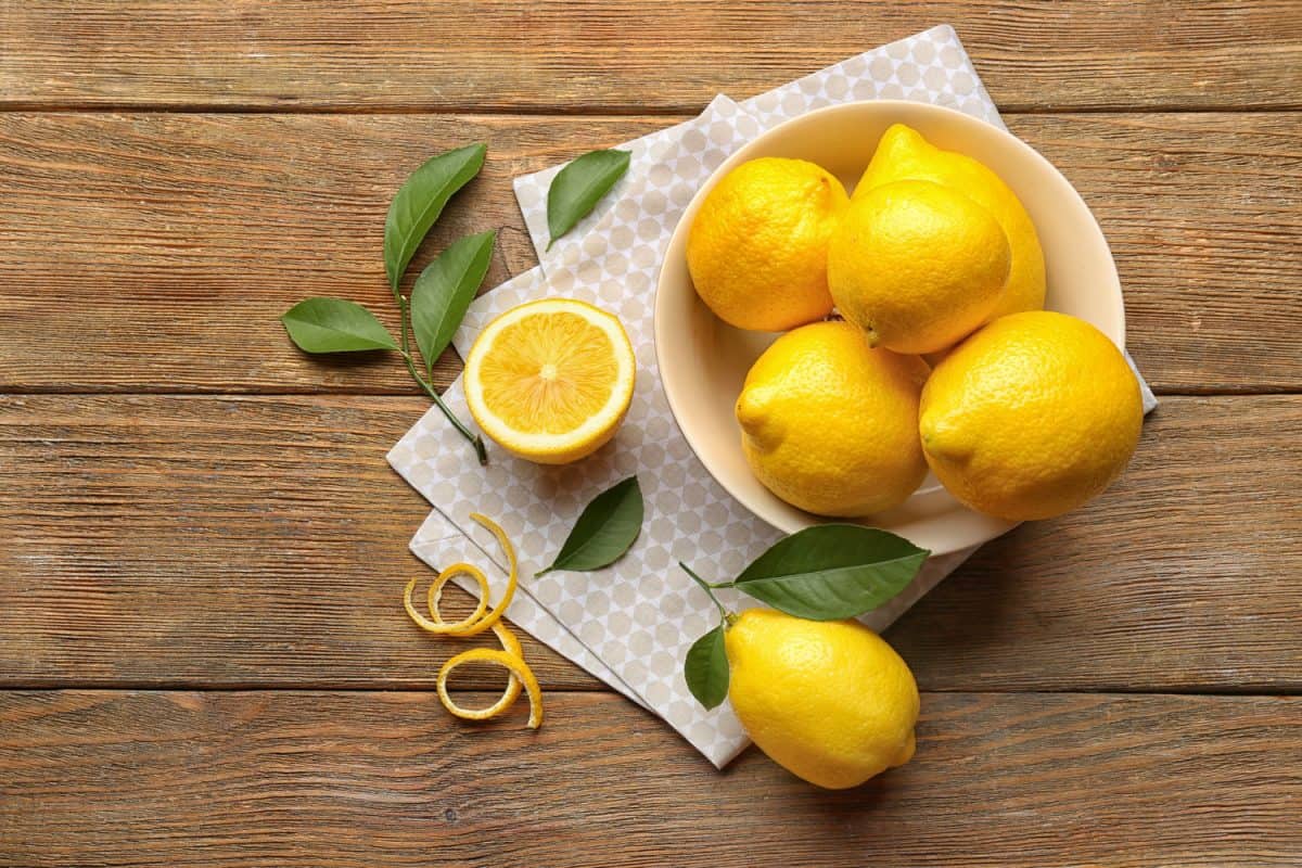 柠檬放在白色的碗