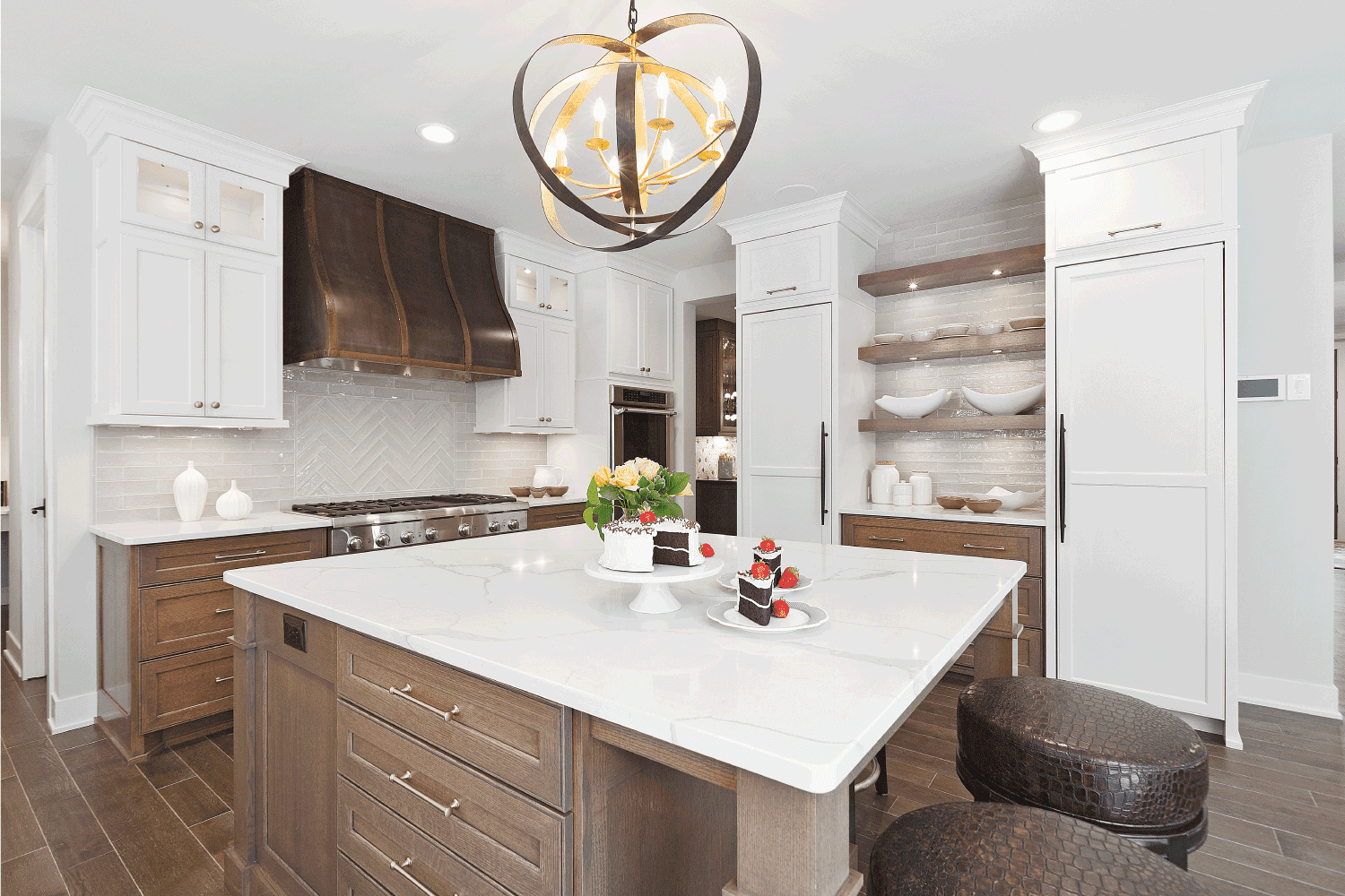 可爱的新厨房，黄铜通风雷电竞官网网址罩与白色橱柜形成对比