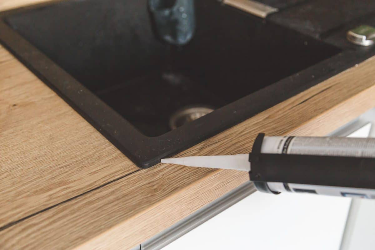 用硅酮密封胶密封厨房水槽雷电竞官网网址与台面之间的连接