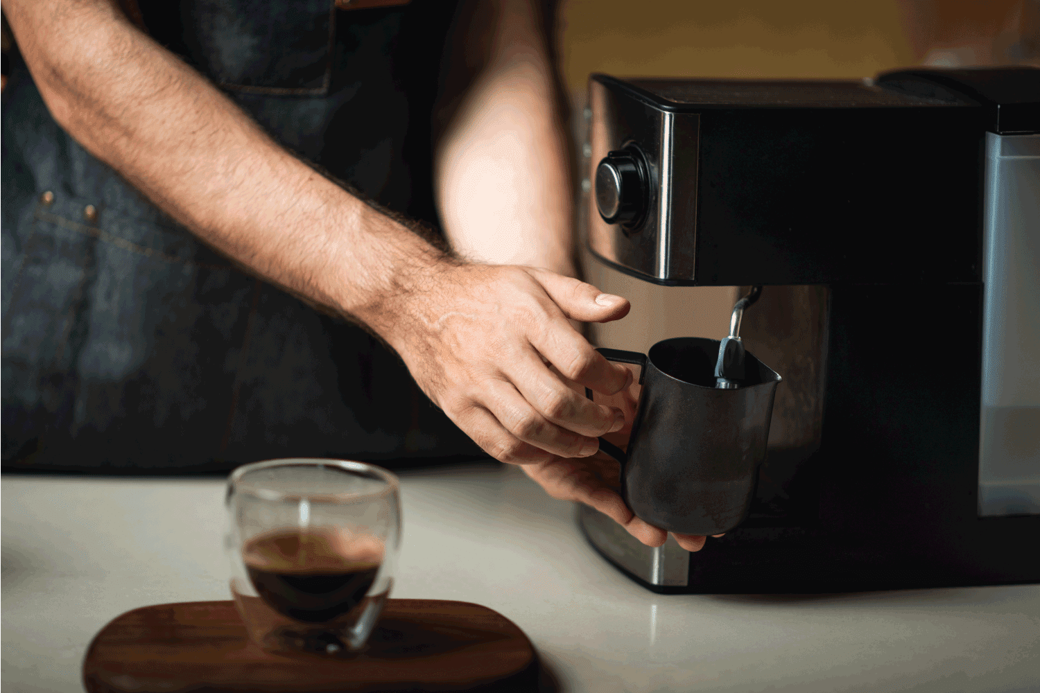 人蒸牛奶制作卡布奇诺的金属罐子