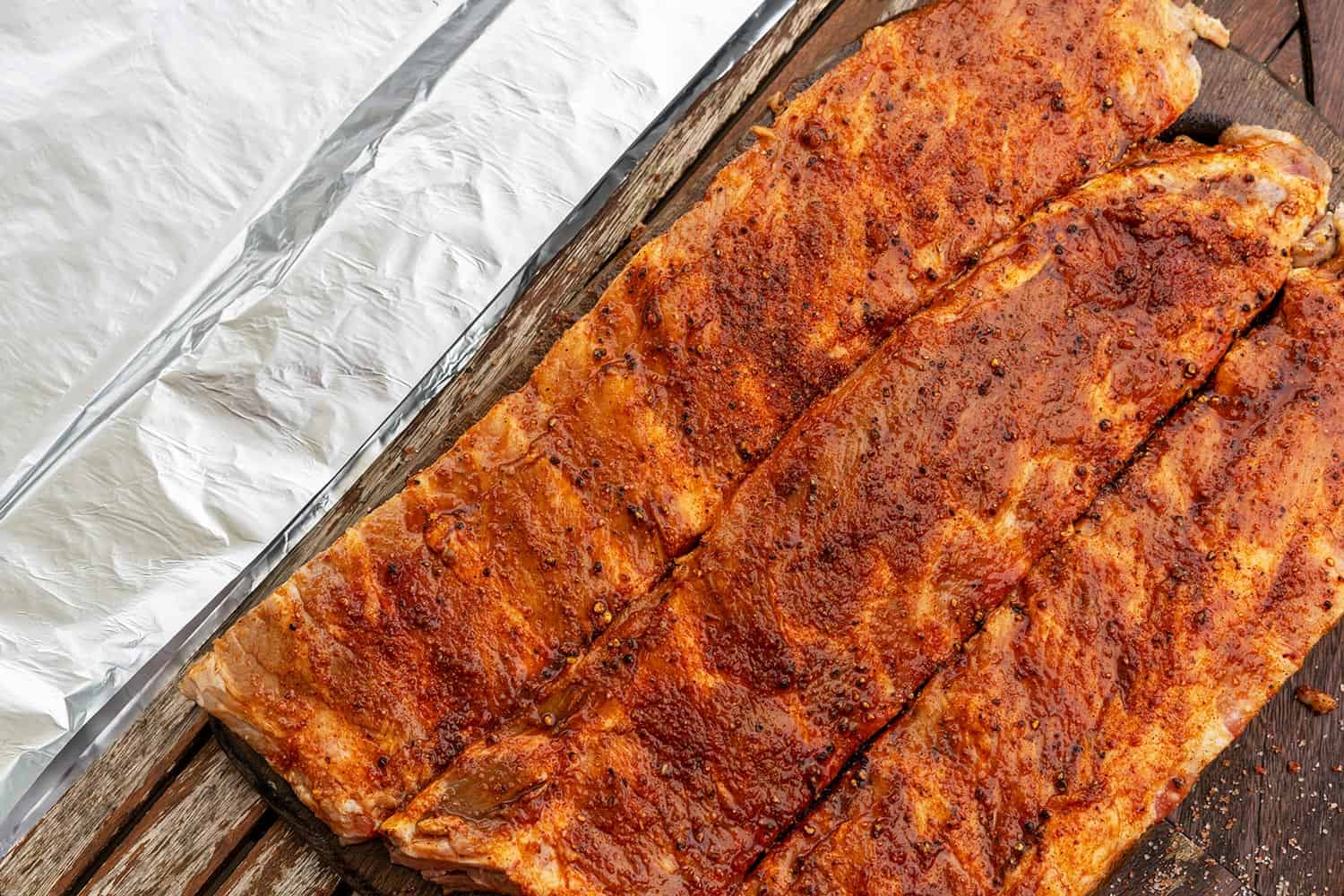 原始的烧烤排骨后院一个木制的桌子上