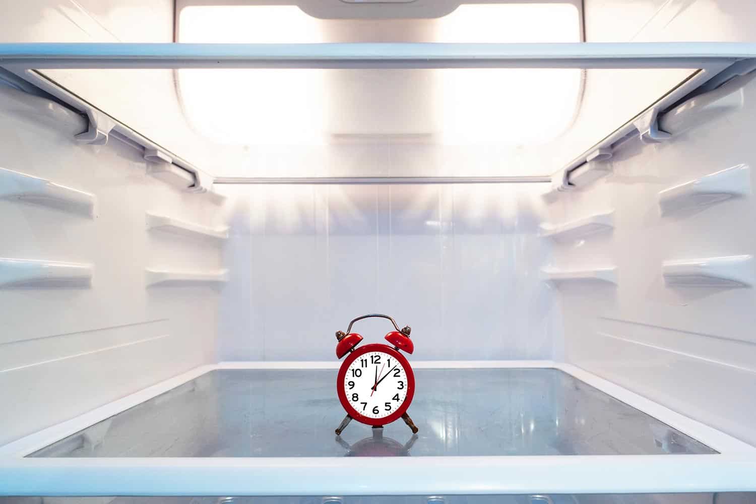 空冰箱里的红色闹钟