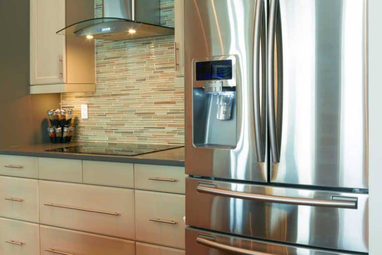 冰箱在现代厨房的新房子,为什么我的惠而浦冰箱继续运雷电竞官网网址行?