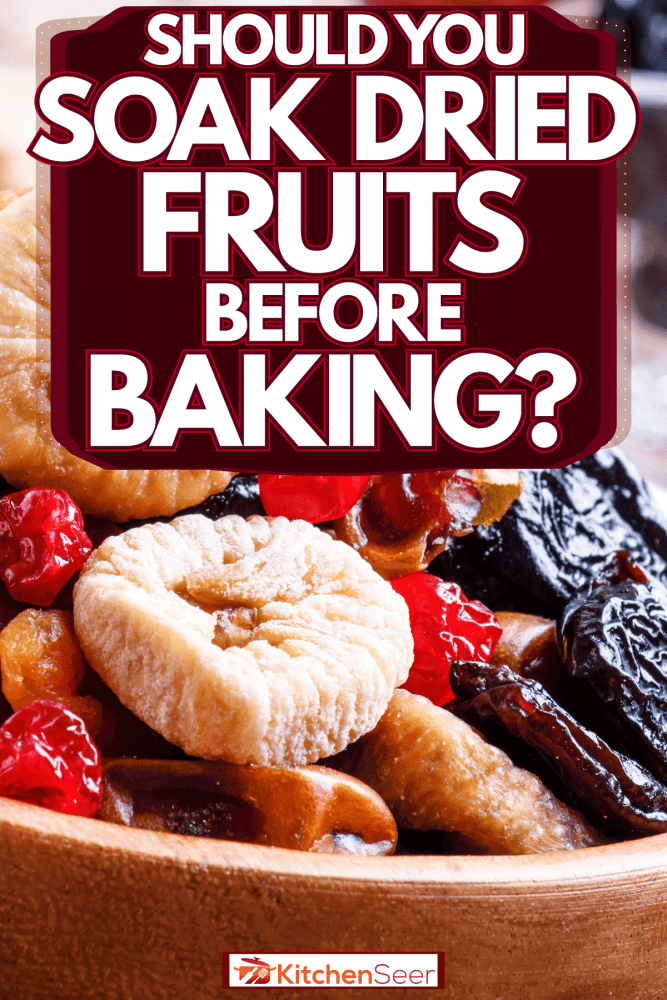 一碗干葡萄干,葡萄和其他种类的水果,你应该浸泡在烘烤之前干果吗?