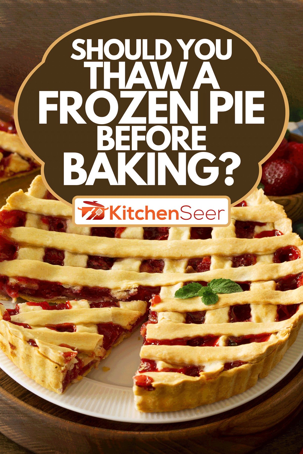 在质朴的餐桌上放着一个甜馅饼和新鲜的浆果草莓，你应该在烤馅饼之前解冻吗?雷电竞官网网址