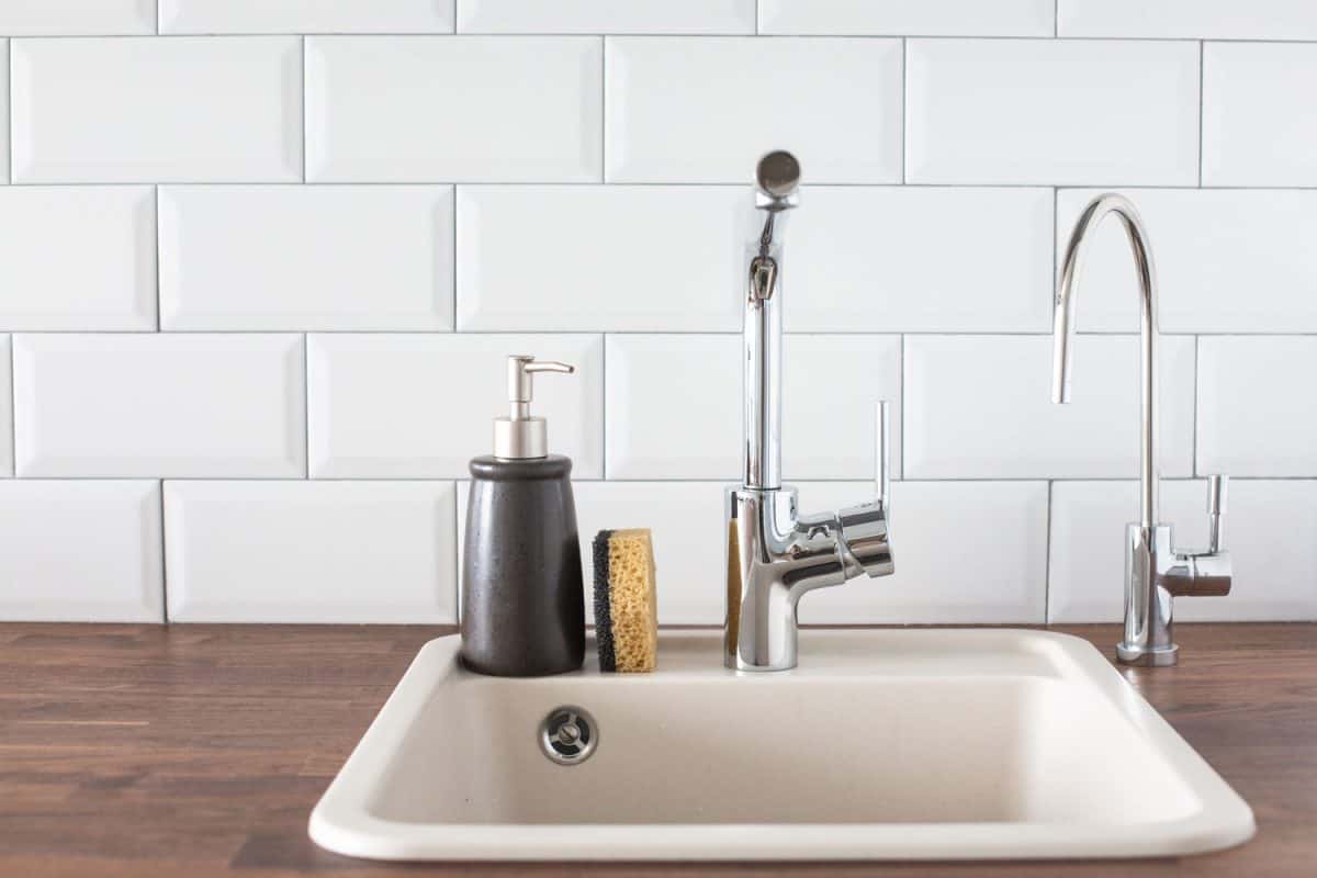 在厨房水槽和水龙头。雷电竞官网网址leanliness,节水,在明亮的洗碗