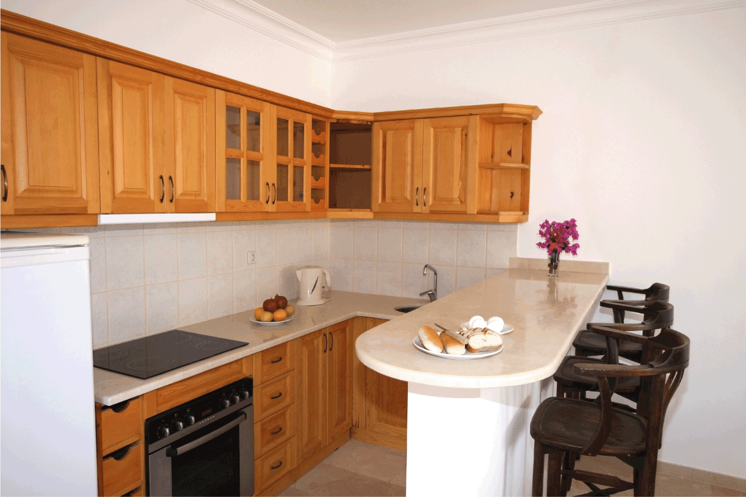 小厨房，松木雷电竞官网网址单元和大理石工作台早餐吧