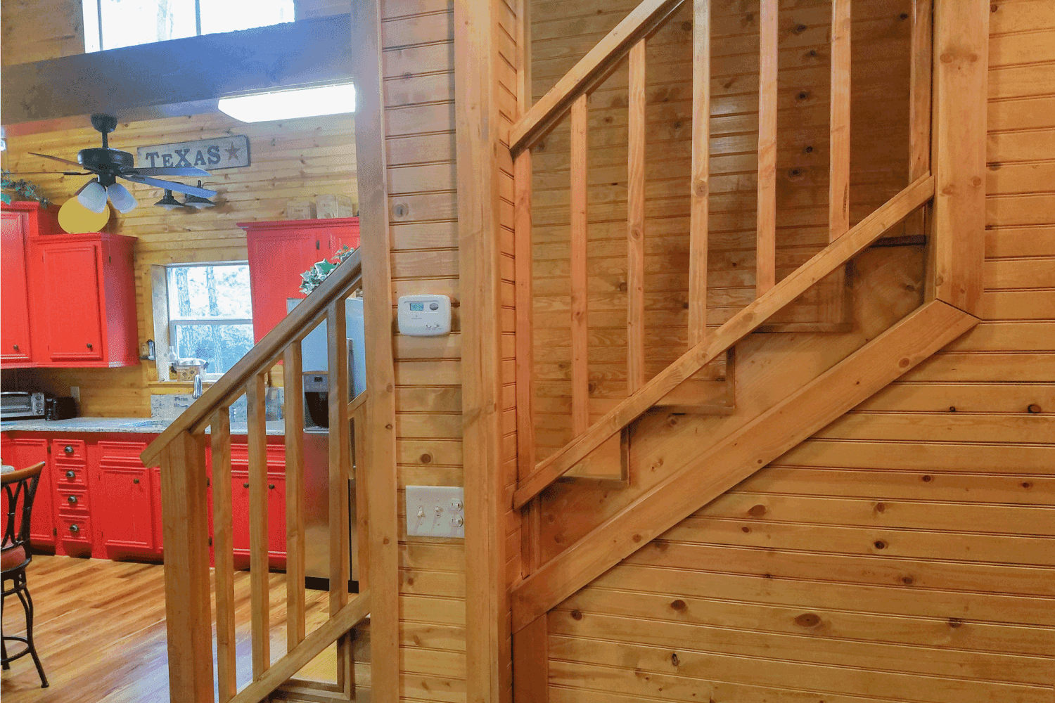 从一户人家的厨房区通往楼上的楼梯。雷电竞官网网址