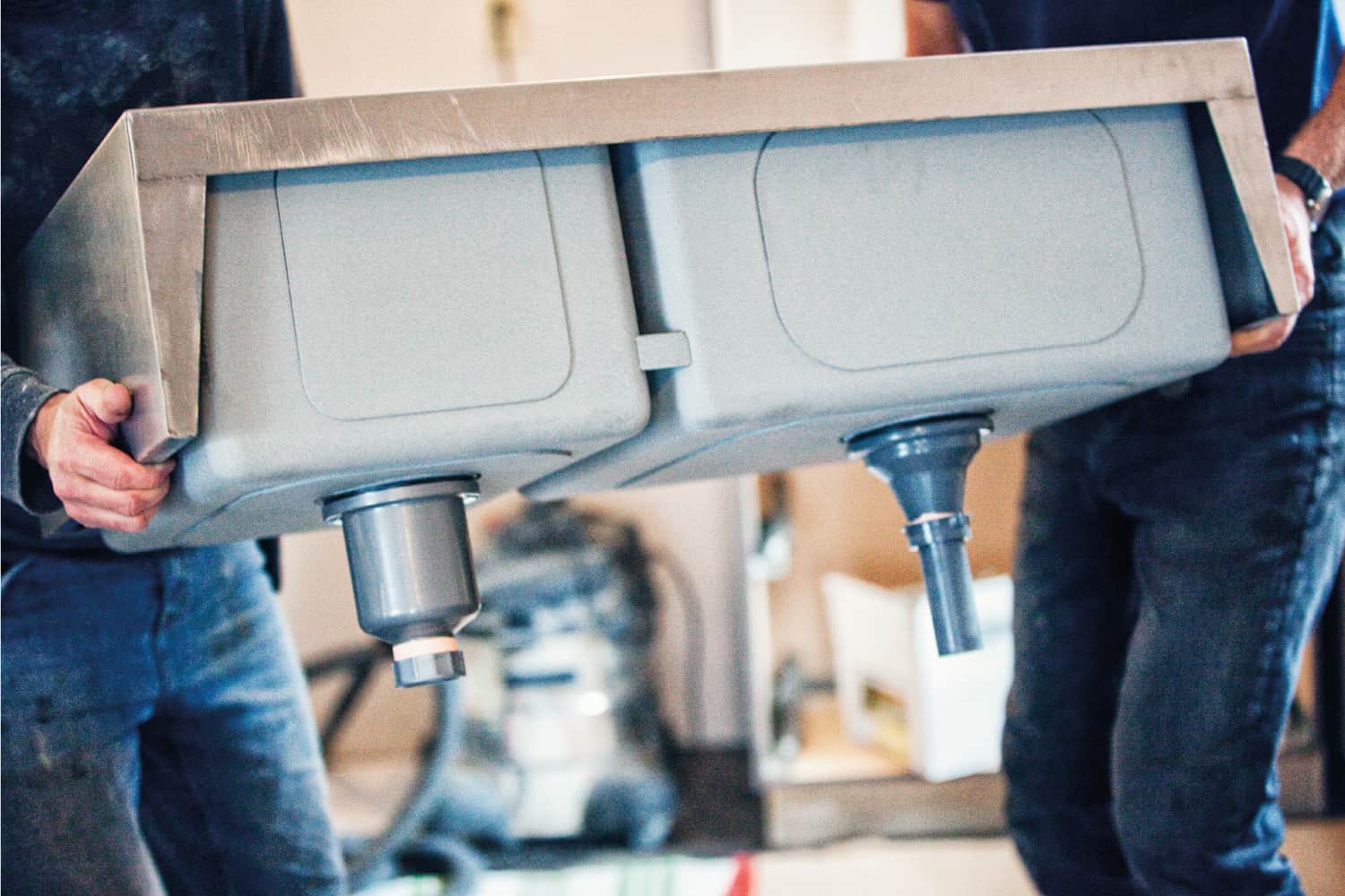 两个男人在家庭装修安装新厨房水槽。雷电竞官网网址